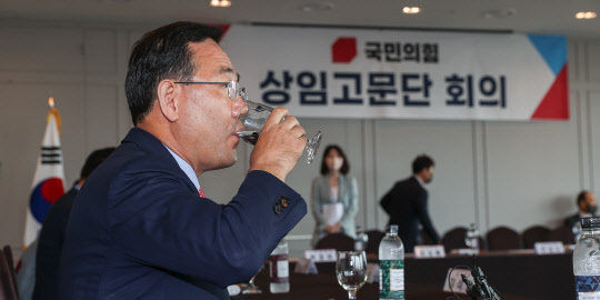 주호영 국민의힘 비상대책위원장이 23일 서울 여의도 한 식당에서 열린 당 상임고문단과의 상견례 겸 회의에서 물을 마시고 있다.<국회사진기자단·연합뉴스>